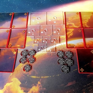 Könnte beinhalten: Ein Spielbrett mit roten und goldenen Rändern, transparenten Plastik-Spielsteinen und einem wolkenverhangenen Himmel als Hintergrund. Das Brett hat ein Raster aus Feldern mit den Zahlen 1-10 und Symbolen. Es gibt auch mehrere schwarz-weiße Spielsteine mit einem Kreuzmuster.