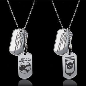 Puede incluir: Dos collares con chapas de identificación plateadas. Una chapa dice "WOLF'S DRAGOONS" con un lobo, la otra "HANSEN'S ROUGHRIDERS" con una calavera. Ambas tienen texto detallado y cuelgan de cadenas de bolas.
