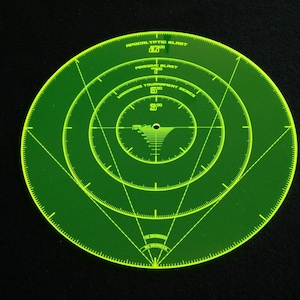 Könnte beinhalten: Eine grüne Plastik-Schablone mit konzentrischen Kreisen und Linien. Die Schablone ist mit "Apocalyptic Blast", "Passive Blast" und "Warhammer Tournament Series" beschriftet.