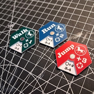 Puede incluir: Tres fichas de juego hexagonales con fondos de colores diferentes y texto blanco. Las fichas est&aacute;n etiquetadas como "Walk", "Run" y "Jump". Cada ficha tiene un icono de caballo blanco y un valor num&eacute;rico.