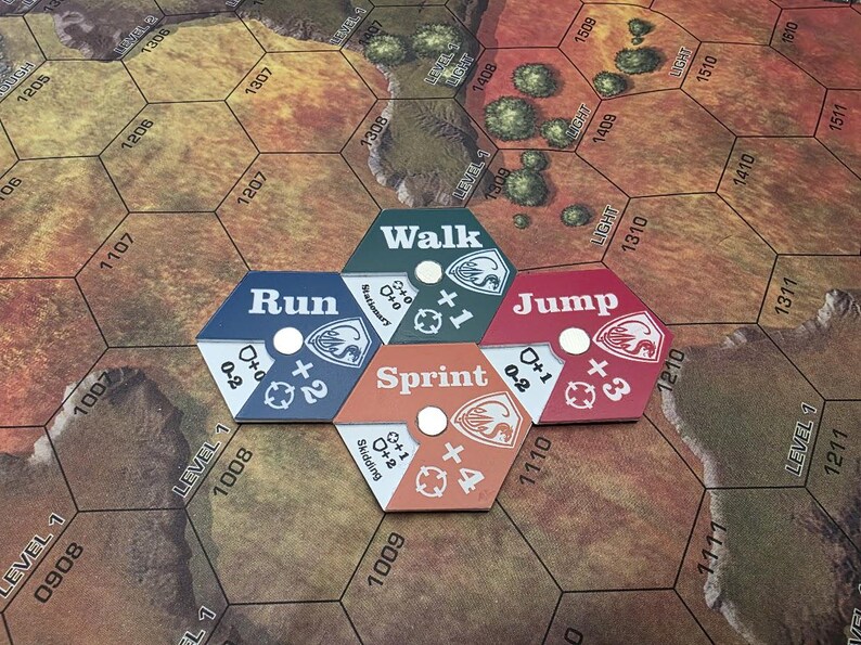 Pode incluir: Cinco pe&ccedil;as de jogo hexagonais com diferentes op&ccedil;&otilde;es de movimento: Andar, Correr, Sprintar, Saltar. Cada pe&ccedil;a tem uma cor diferente e um n&uacute;mero de espa&ccedil;os para se mover. As pe&ccedil;as est&atilde;o dispostas em c&iacute;rculo num tabuleiro de jogo castanho e verde.