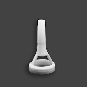 Könnte beinhalten: Weißes, 3D-gedrucktes Objekt aus Kunststoff mit einem hohen, zylindrischen Oberteil und einer breiten, ringförmigen Basis. Die Basis hat drei Zacken, die sich vom Zentrum erstrecken.