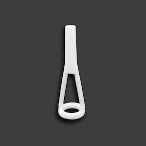 Puede incluir: Porta bobinas de plástico blanco con base triangular y una abertura circular en la parte superior.