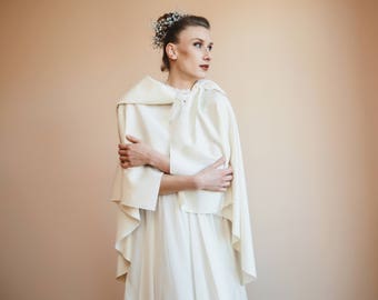 Wool bridal cape/White shrug with hood/Winter cape/Asymmetrical bridal shrug/Made in Italy/Winter bridal mantle