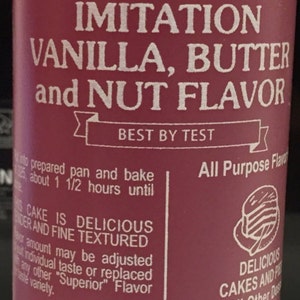 Könnte beinhalten: Eine rote Plastikflasche mit Imitation Vanille-, Butter- und Nussgeschmack. Die Flasche ist mit "The Original" und "Best by Test" gekennzeichnet. Die Flasche enthält 237 ml und ist als Allzweckgeschmack für Kuchen und Desserts gekennzeichnet.