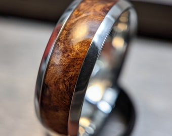 Anello in radica di amboyna con anima in titanio, fede nuziale in legno