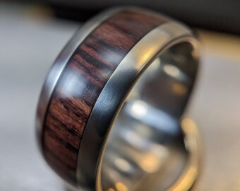 Handgemaakte Kingwood titanium ring: unieke houten trouwring