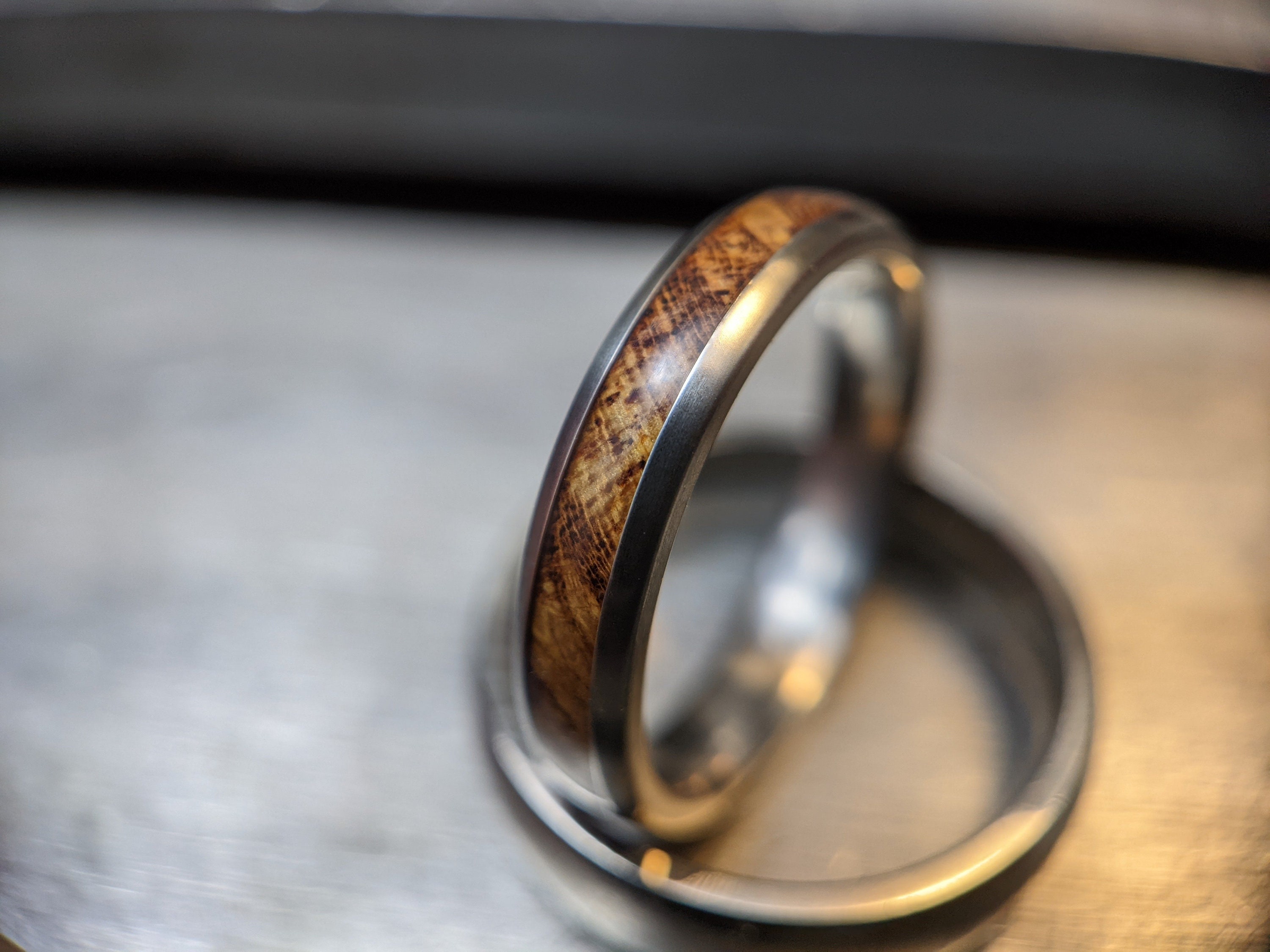 シングルフィン　ハンドメイド　joint wood Shimmering Mesquite Burl Ring, Titanium Mens Ring, Wooden