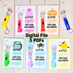 Op de afbeelding: Een verzameling digitale Halloween-bestanden. Elk bestand bevat een kleurrijke zaklamp-sleutelhanger en een kaart met de tekst "A LITTLE light FOR YOUR HALLOWEEN night". De kaarten tonen Halloween-afbeeldingen zoals een spook, pompoen en spin.