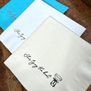 Tovaglioli da cocktail con stampa a lamina She's Tying the Knot: eleganti accessori per feste di addio al nubilato e addii al nubilato
