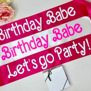 Szarfa urodzinowa Baby Babe w kolorze gorącego różu Retro Lets Go Party Sash na zamówienie, akcesorium na przyjęcie urodzinowe