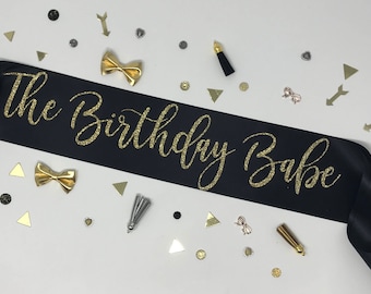 Banda de cumpleaños para bebé: Cinta de satén con caja de regalo, 10 cm de ancho.