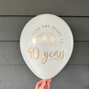 Globos para el 40.º cumpleaños de Cheers and Beers: fuente metálica dorada