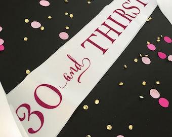 Banda de cumpleaños 30 y sediento: Decoración para fiesta Dirty Thirty - Satén - Caja de regalo incluida