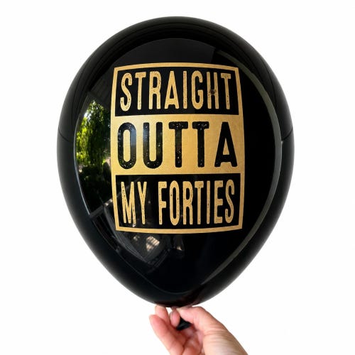 Ballons pour un 50e anniversaire - Tout droit sorti de mes années quarante — Décorations pour une fête de 50 ans - Latex noir et or