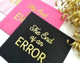 Könnte beinhalten: Drei schwarze und rosa Papierservietten mit goldener Schrift. Die Servietten sagen "The End of an Error".