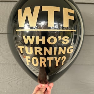 40. Geburtstagsparty-Luftballons - WTF Who&#39;s Turning Forty - Vierzigste Dekorationen - 12-Zoll-Latex-Schwarz oder Weiß - Goldmetallische Schrift