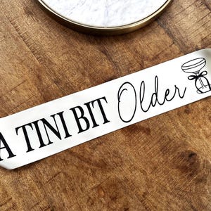 Fascia per compleanno Martini: accessorio personalizzato per feste in raso glitterato