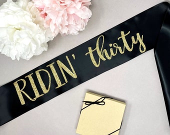 Banda de cumpleaños número 30 de Ridin: accesorio para fiesta de 30 años - Temática del Oeste - Caja de regalo - Satén