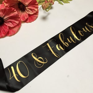 Fascia 40 e Favolosa - Fascia per il 40° compleanno per lei - Accessorio per feste in raso nero e oro - Decorazione per compleanno importante