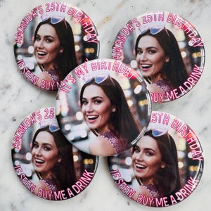 Personalisierter Foto Geburtstagspin: Personalisierter Party Favor Badge 2,25 inch - Pinback Buttons