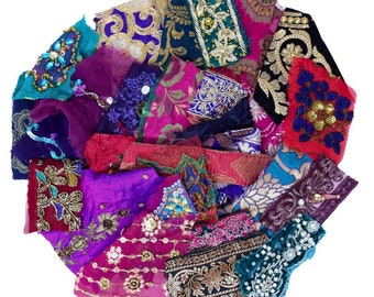 Sari Scrap Pack Colori opulenti - 25+ frammenti di tessuto indiano spazzatura - 50g Forniture per artigianato artistico Boho - Pacchetto misterioso di abbellimenti artigianali