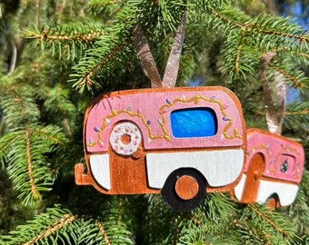 Rustic Pink Christmas Camper Ornament – Hand-Painted Wooden Holiday Decor