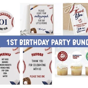 Puede incluir: Un paquete de imprimibles para una fiesta de cumpleaños de 1er año con temática de béisbol, en colores rojo, blanco y azul. El paquete incluye un menú, un cartel de favores, adornos para cupcakes y una etiqueta de agradecimiento. El texto en los carteles dice "Menú", "Favores", "Gracias por celebrar con nosotros", "Por favor, tome uno", "Gracias" y "Por hacer de mi cumpleaños un gran slam".