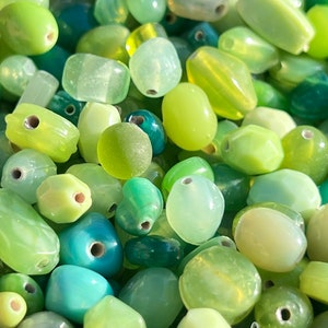 Perles de verre vertes opaques mélangées vintage de 50 grammes / Perles de verre de couleurs vives. {N4-1540#1598}