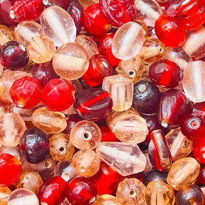 50 grammes vintage de formes mélangées aléatoires, rouge canneberge, couleur pêche, assortiment de perles de verre. {C2-81#00575}