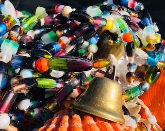 FAIT MAIN: Cloche suspendue colorée Vent Carillon-Perles de verre -Décor de plage-Brin de perle de verre bicolore / Perles de verre. {N4-1540#001599}
