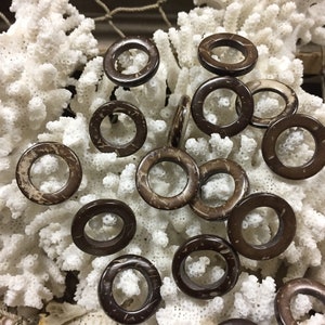 SUMINISTRO: 20 cuentas redondas planas de coco natural para joyería y abalorios, cuentas de donut y cuentas de cáscara de coco. {F5-212#001400}