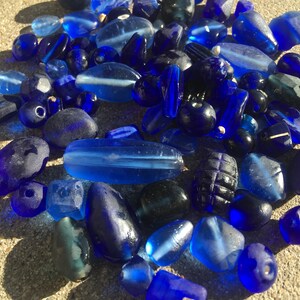50pcs Vintage Blue Sea Glass Mix Glazen Kralen / BULK Blue Navy Diverse Vormen Matte Kralen / Vintage Sieraden Benodigdheden R6-1648002432 afbeelding 3