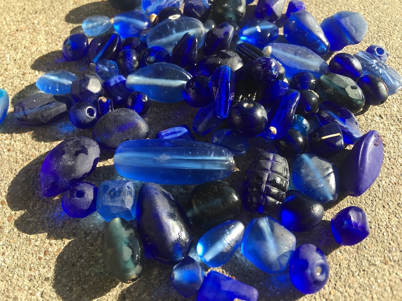 50pcs Vintage Blue Sea Glass Mix Glazen Kralen / BULK Blue Navy Diverse Vormen Matte Kralen / Vintage Sieraden Benodigdheden R6-1648002432 afbeelding 3