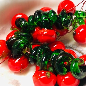 7pc Red Apples Glass Charms /  Lamp Work  Glass Charms / Jewelry Making /Handmade Hand Blown Glass Pendants. {N5-1547#001652}