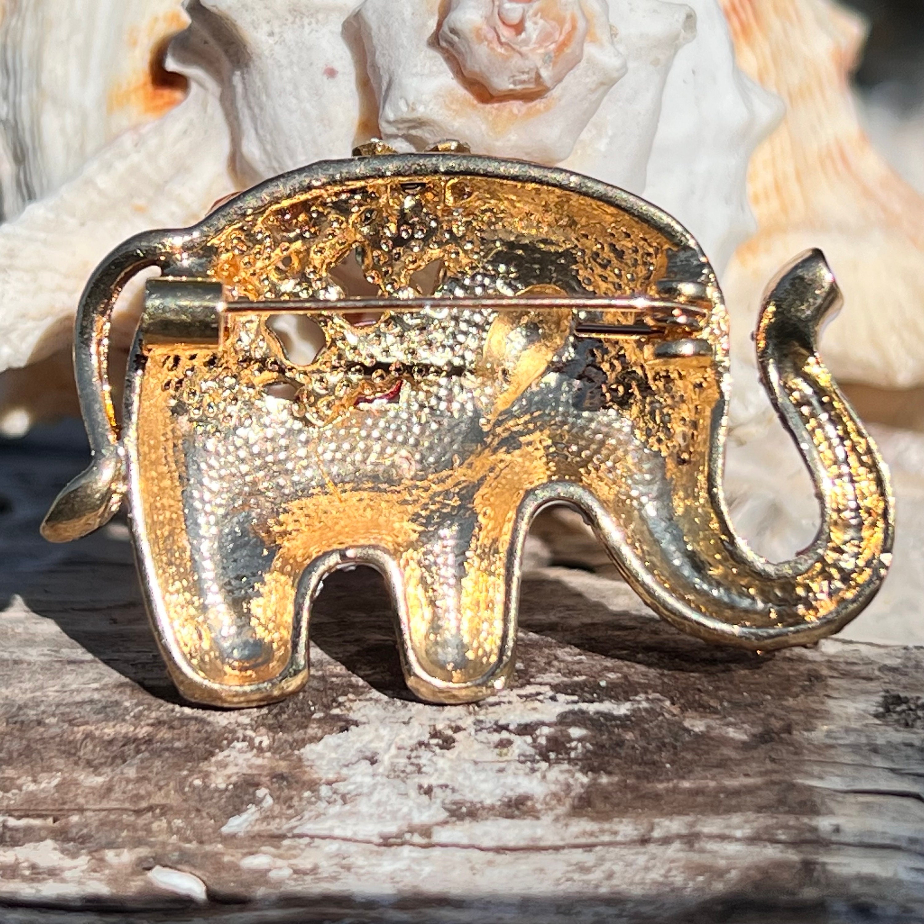 Broche Petit éléphant En Métal Doré émaillé - Dimensions 3x2 Cm - Occasion Bon état