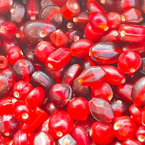 Assortiment de perles de verre rouge canneberge vintage de forme mélangée aléatoire de 50 g. {C2-81#00575}