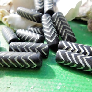 10 stuks buiskralen van gesneden been / Sieraden/nijverheid / Kralen/Rustiek/Buiskralen/Gesneden been/zwart been.{A2-8#00066}
