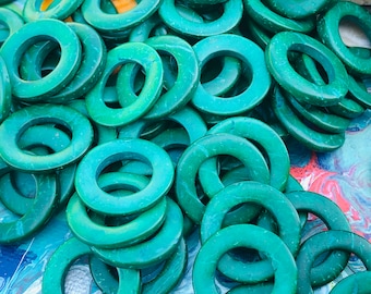 SUMINISTRO: 30 cuentas redondas de concha de coco de 30 mm de color verde. {F5-211#001392}