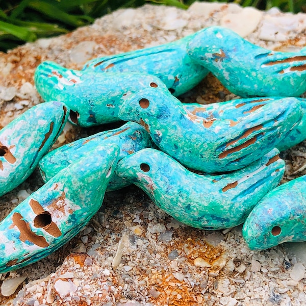 SUPPLY:  10 pcs Distressed Terra-cotta Birds / Ceramic Beads  / Hand Made / Hand Painted / 22mm.{Q3-1608#002238}