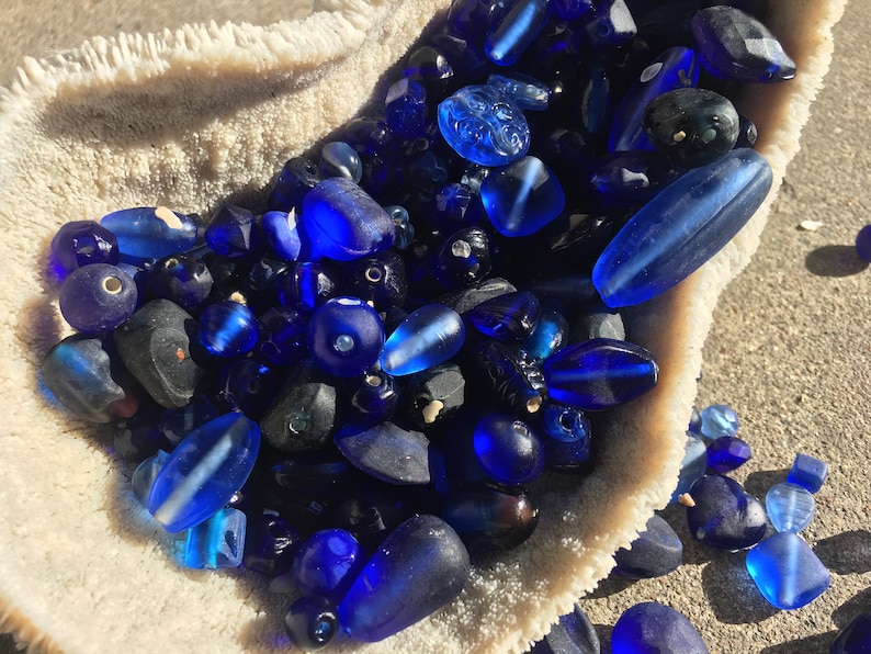 50pcs Vintage Blue Sea Glass Mix Glazen Kralen / BULK Blue Navy Diverse Vormen Matte Kralen / Vintage Sieraden Benodigdheden R6-1648002432 afbeelding 2