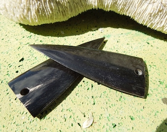 SUPPLY: 2 DRILLED  3" Horn Spear Head Arrowhead /  Carved Horn / Jewelry Making Supplies /Black Natural Horn/ Pendant.{A3-9#00071}