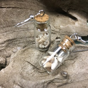 Muschel Ocean Flasche Ohrringe / Miniatur Bbottle Schmuck / Strand in einer Flasche Ohrringe.