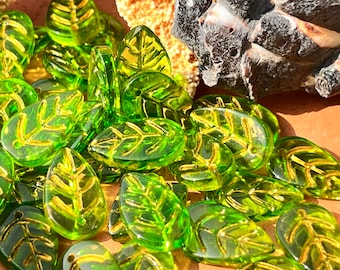 25 feuilles de verre vertes et dorées (20 mm)