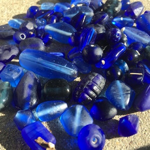 50pcs Vintage Blue Sea Glass Mix Glazen Kralen / BULK Blue Navy Diverse Vormen Matte Kralen / Vintage Sieraden Benodigdheden R6-1648002432 afbeelding 1