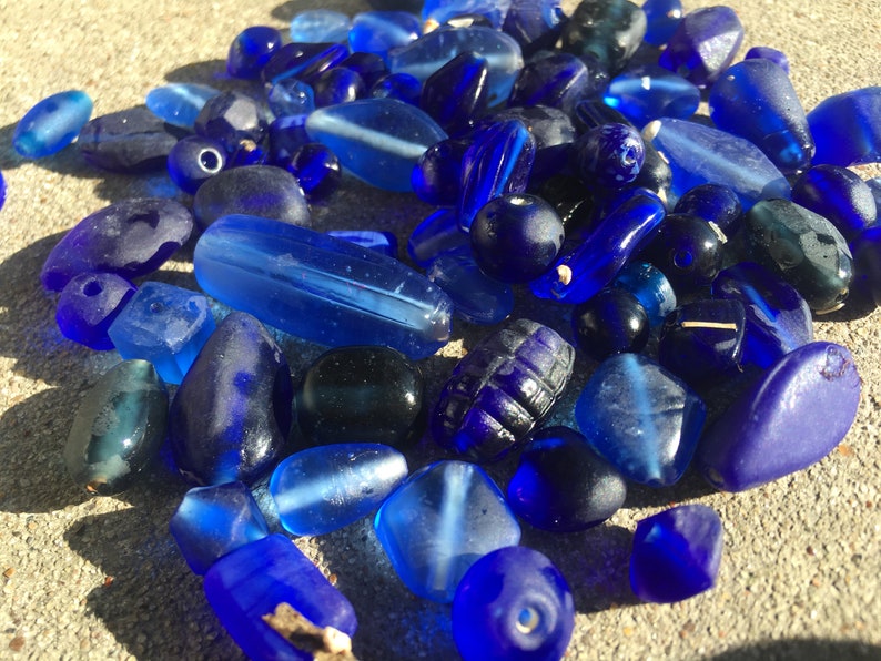 50pcs Vintage Blue Sea Glass Mix Glazen Kralen / BULK Blue Navy Diverse Vormen Matte Kralen / Vintage Sieraden Benodigdheden R6-1648002432 afbeelding 1