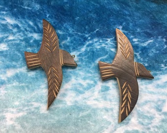 2 grands pendentifs oiseaux en bois sculpté à la main : boucles d'oreilles charms