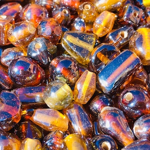 50grams Vintage Carnival Glass Beads  / Iridescent  Glass Beads /  Glass Beads / Mixed Shape  Beads.{C7-102#00951}