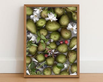 Op de afbeelding: Een ingelijste print met groene peren, witte bloemen, blauwe bessen en frambozen. De peren zijn gerangschikt met het fruit en de bloemen, waardoor een visueel aantrekkelijke compositie ontstaat. De houten lijst voegt een natuurlijke toets toe.