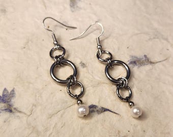 Pearl loop earrings